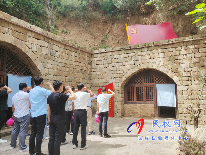野崗鎮(zhèn)楊堂村黨員干部走進愚公移山紅色教育基地護初心擔使命 野崗鎮(zhèn)楊堂村黨員干部走進愚公移山紅色教育基地護初心擔使命