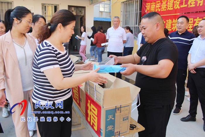 民權(quán)縣民基建筑有限公司、河南馳立建筑有限公司慰問城關鎮(zhèn)小學全體教職員工