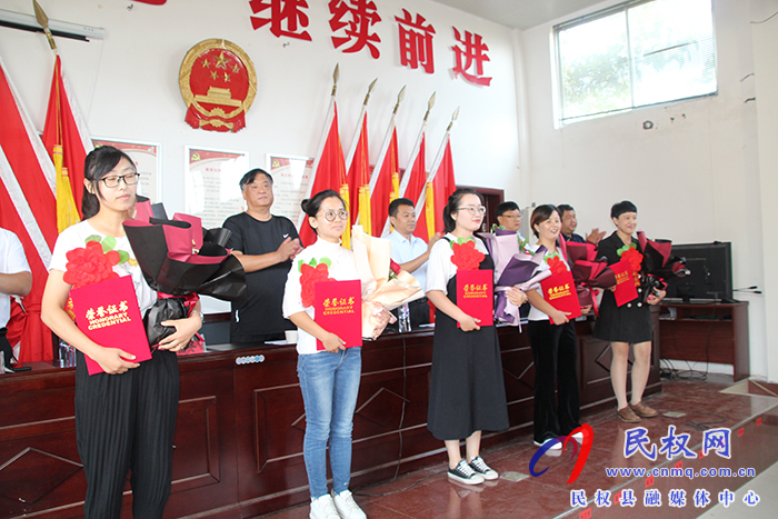 花園鄉(xiāng)慶祝第36個教師節(jié)32名教師受表彰 花園鄉(xiāng)慶祝第36個教師節(jié)32名教師受表彰