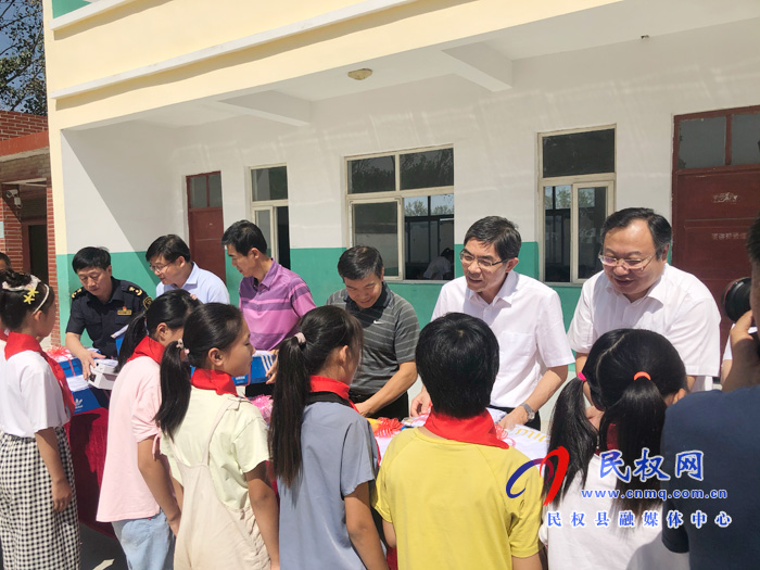 海關總署副署長、黨委委員王令浚帶隊到我縣調(diào)研扶貧和海關建設等工作