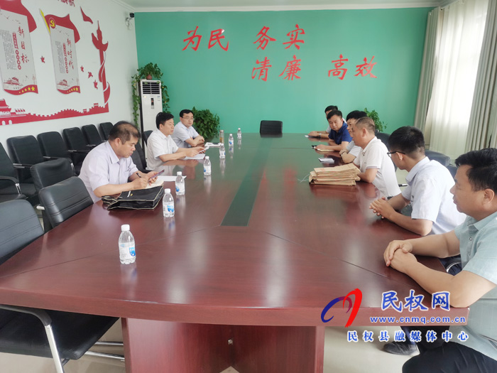 縣政府黨組成員陳鴻志帶領(lǐng)金融局、農(nóng)商銀行負(fù)責(zé)人督導(dǎo)戶貸率提升工作