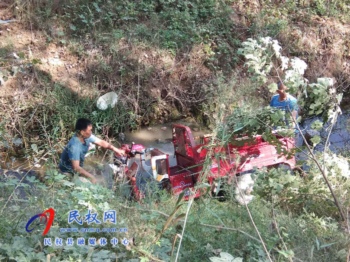 王橋鎮(zhèn):七旬老人騎車摔進(jìn)溝 干部群眾及時出手相救 王橋鎮(zhèn):七旬老人騎車摔進(jìn)溝 干部群眾及時出手相救