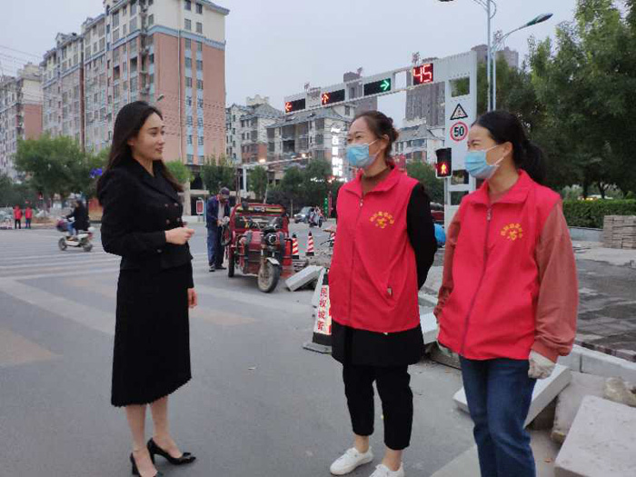 副縣長朱琳走訪慰問堅守一線的交通勸導志愿者 副縣長朱琳走訪慰問堅守一線的交通勸導志愿者