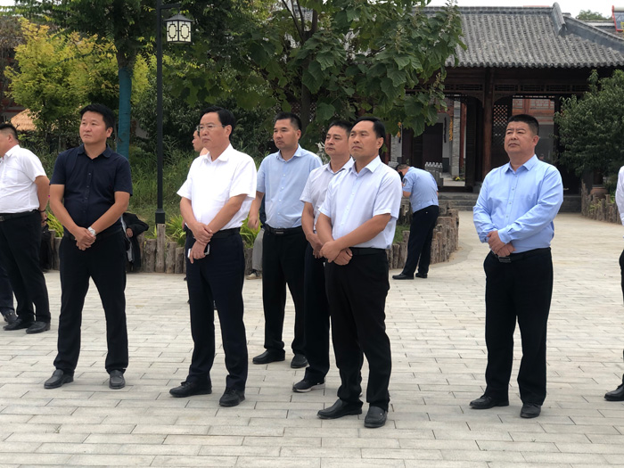 市人大常委會(huì)副主任、縣委書記姬脈常調(diào)研人居環(huán)境改善及有機(jī)農(nóng)業(yè)示范園建設(shè)工作