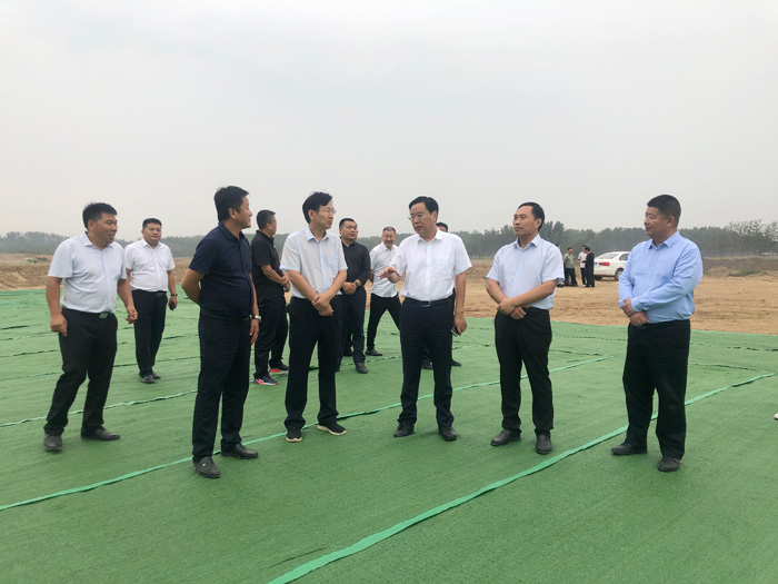 市人大常委會(huì)副主任、縣委書記姬脈常調(diào)研人居環(huán)境改善及有機(jī)農(nóng)業(yè)示范園建設(shè)工作