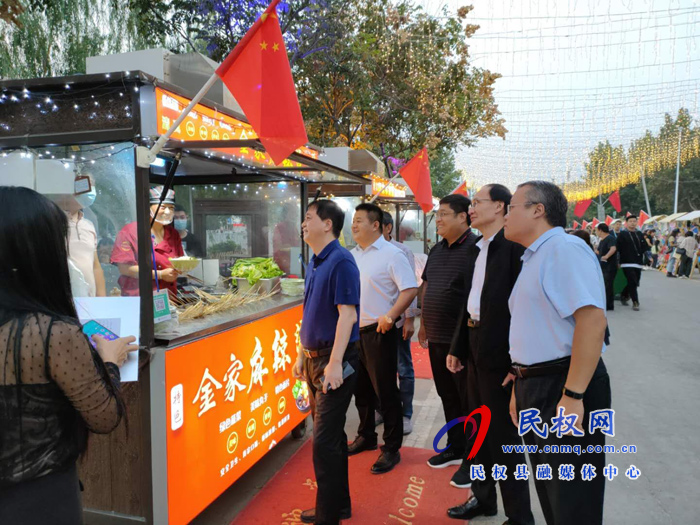 縣領(lǐng)導(dǎo)趙通、王雪山到我縣東區(qū)“地?cái)偨?jīng)濟(jì)”示范街調(diào)研民營經(jīng)濟(jì)工作