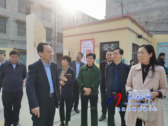 縣委常委、常務(wù)副縣長李啟峰檢查文明城市創(chuàng)建推進情況