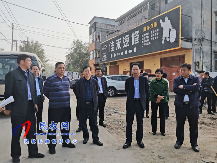 縣委常委、常務(wù)副縣長李啟峰檢查文明城市創(chuàng)建推進情況