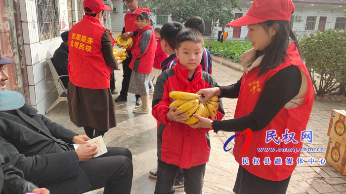 林七鄉(xiāng)新時(shí)代文明志愿者攜手司莊小學(xué)開(kāi)展重陽(yáng)節(jié)公益探訪活動(dòng)