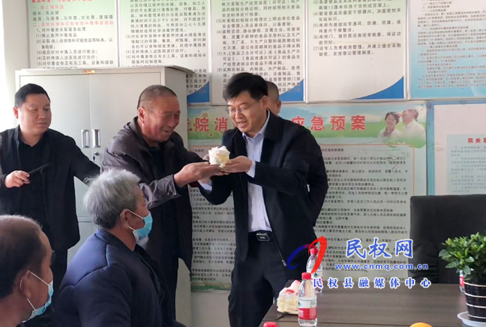 縣委副書記、縣長(zhǎng)張團(tuán)結(jié)重陽(yáng)節(jié)慰問敬老院老人及百歲老人