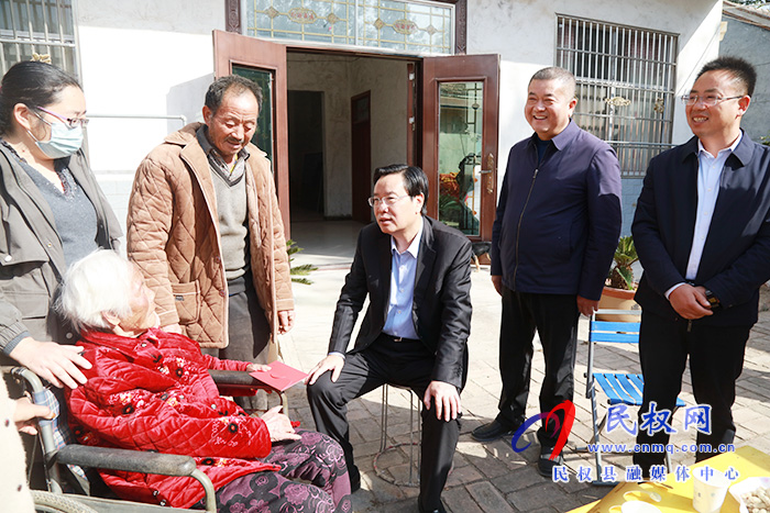 市人大常委會副主任、縣委書記姬脈常重陽節(jié)前夕慰問敬老院老人及百歲老人