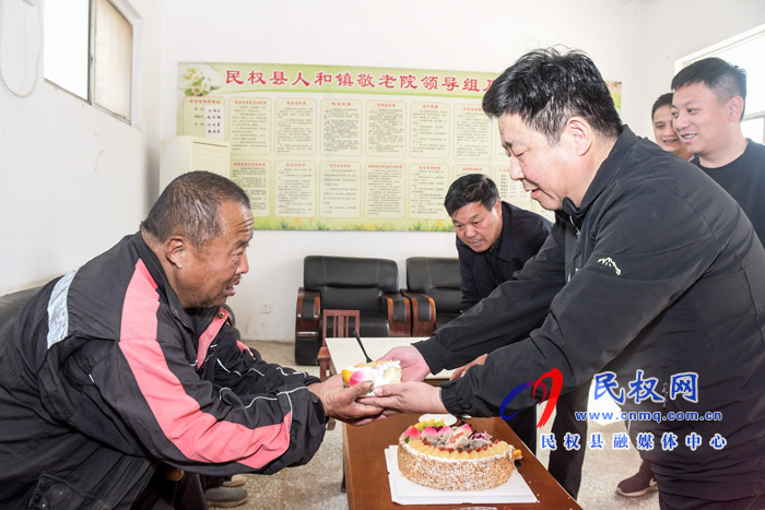 人和鎮(zhèn)黨政領(lǐng)導(dǎo)九九重陽節(jié)慰問敬老院老人 人和鎮(zhèn)黨政領(lǐng)導(dǎo)九九重陽節(jié)慰問敬老院老人