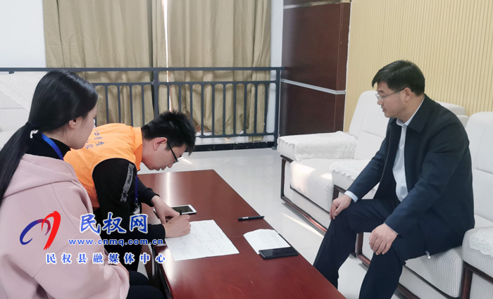 市人大常委會副主任、縣委書記姬脈常，縣委副書記、縣長張團結(jié)接受第七次全國人口普查登記