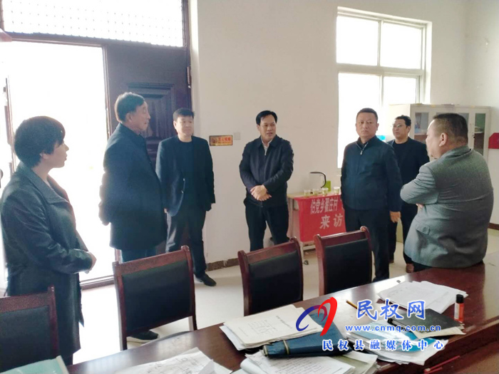 縣委常委、政法委書記、副縣長孟祥亮督導(dǎo)伯黨鄉(xiāng)扶貧工作