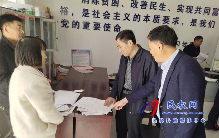 縣委常委、組織部長(zhǎng)何玉明到褚廟鄉(xiāng)督導(dǎo)脫貧攻堅(jiān)工作