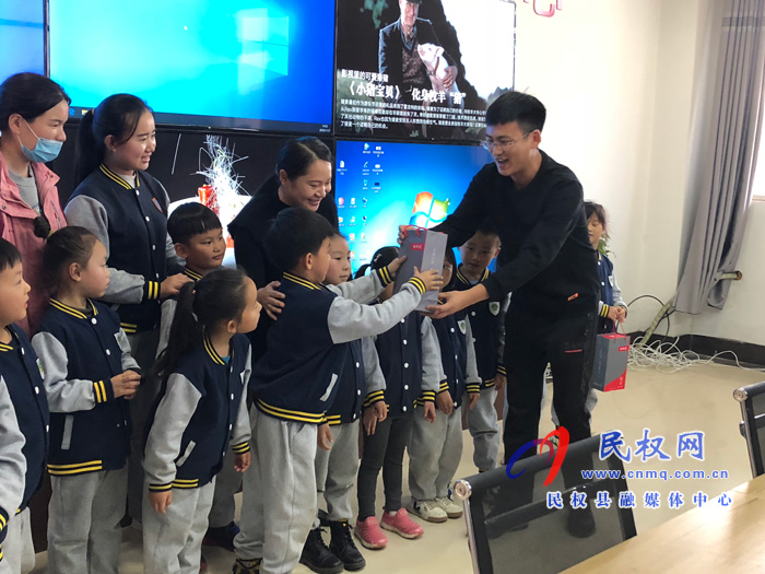 縣衛(wèi)計委、愛心企業(yè)慰問新聞戰(zhàn)線工作者