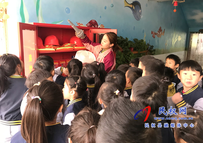 民東新區(qū)實(shí)驗(yàn)幼兒園開展“119”消防宣傳日活動(dòng) 民東新區(qū)實(shí)驗(yàn)幼兒園開展“119”消防宣傳日活動(dòng)