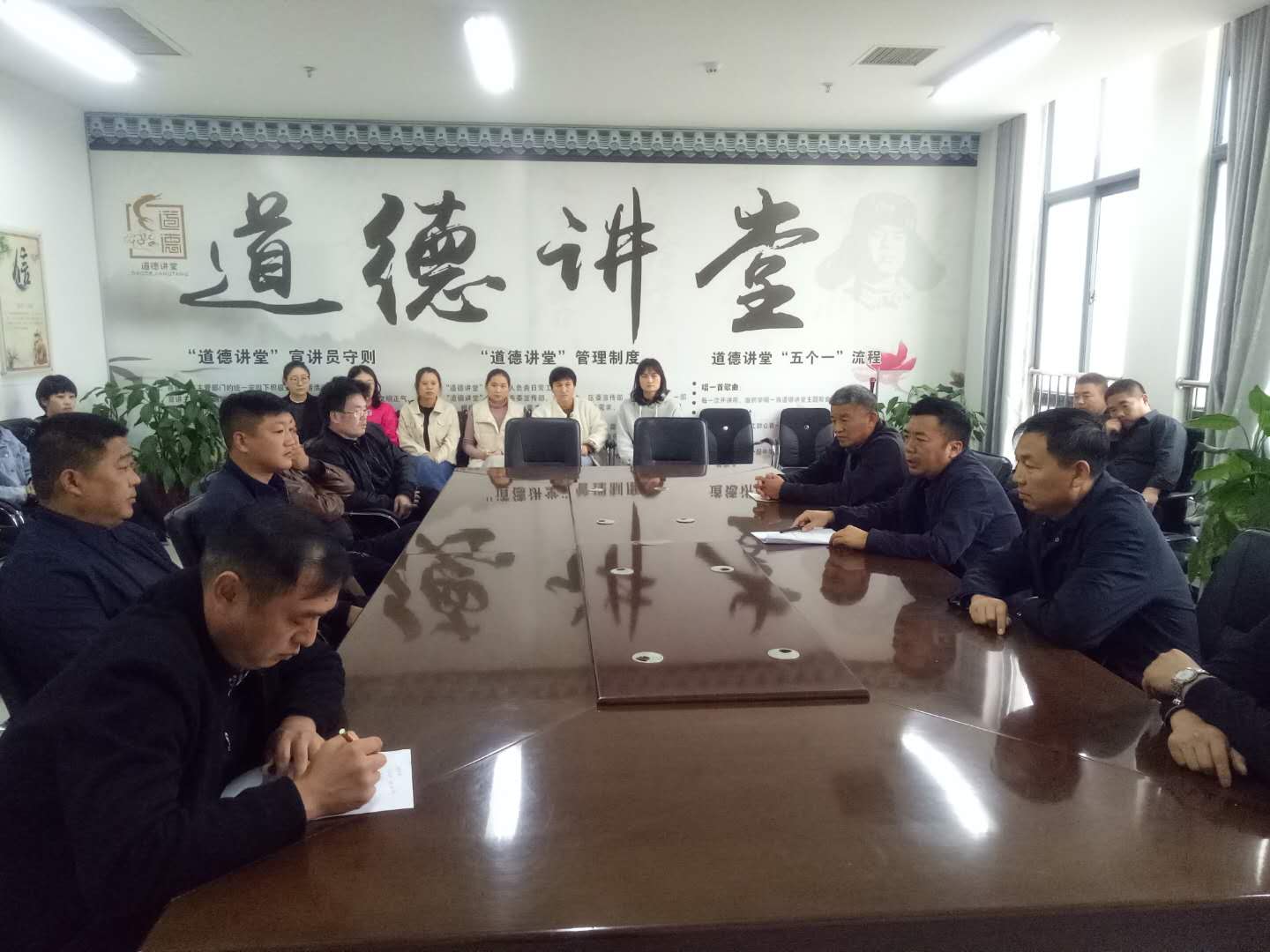 縣林業(yè)發(fā)展服務(wù)中心學(xué)習(xí)貫徹黨的十九屆五中全會精神