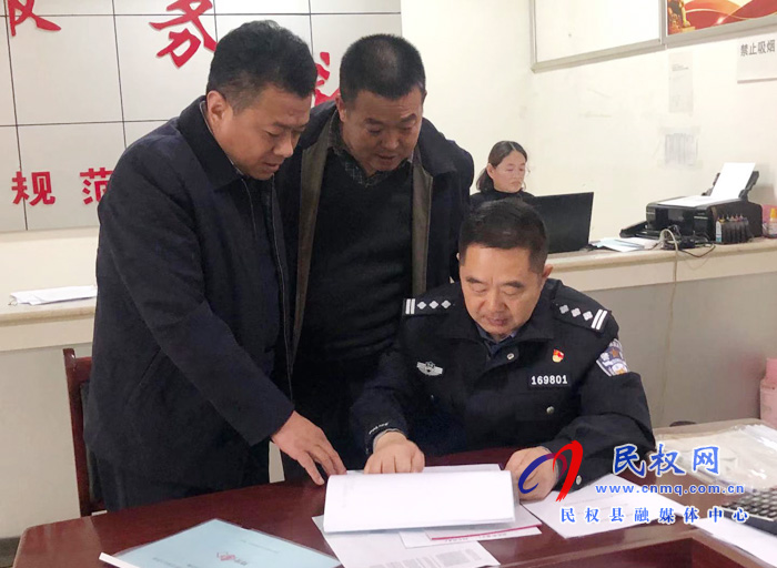 縣政府黨組成員、公安局長譚振起到花園鄉(xiāng)督導(dǎo)脫貧攻堅(jiān)工作