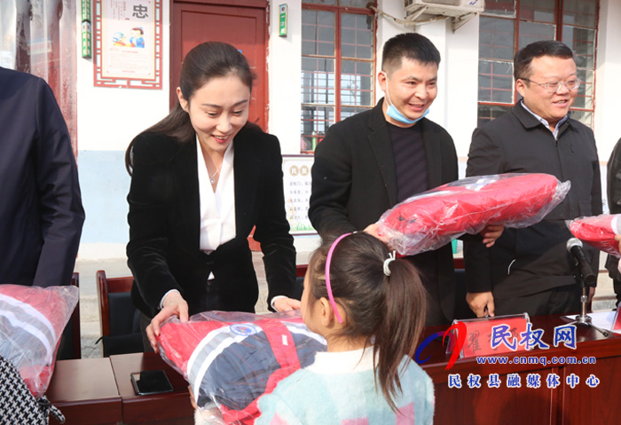 鄭州市民權(quán)商會舉行“冷冬送暖 愛心助學(xué)”捐贈儀式