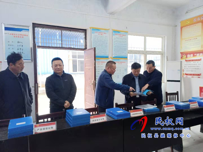 縣政府黨組成員、信訪局局長(zhǎng)陳鴻志督查伯黨鄉(xiāng)扶貧迎檢工作