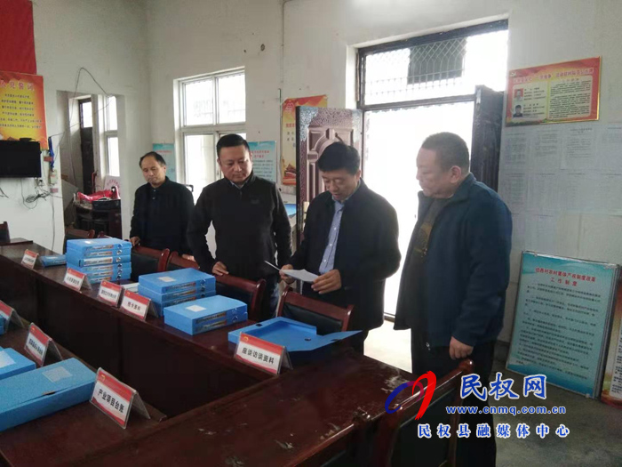 縣政府黨組成員、信訪局局長(zhǎng)陳鴻志督查伯黨鄉(xiāng)扶貧迎檢工作