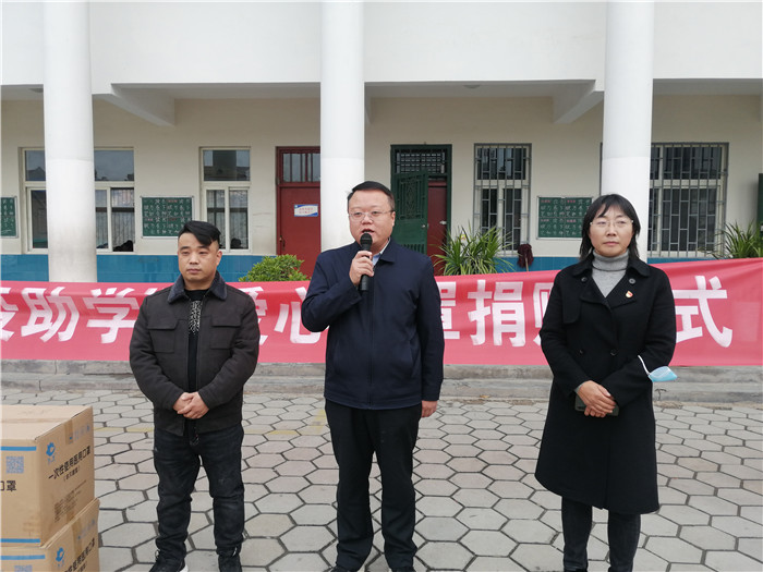 民權(quán)縣工商聯(lián)攜手愛心企業(yè)君和堂為第三小學(xué)捐贈口罩 民權(quán)縣工商聯(lián)攜手愛心企業(yè)君和堂為第三小學(xué)捐贈口罩
