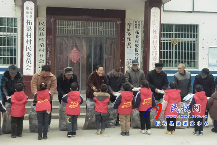 褚廟鄉(xiāng)一愛心幼兒園為治安巡邏隊(duì)員捐棉衣 褚廟鄉(xiāng)一愛心幼兒園為治安巡邏隊(duì)員捐棉衣