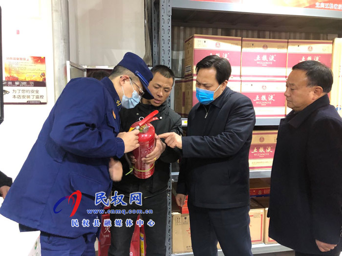 縣委常委、政法委書(shū)記、副縣長(zhǎng)孟祥亮檢查“雙節(jié)”前消防安全工作
