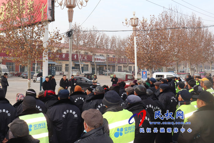 野崗鎮(zhèn)民營企業(yè)家亓鮮艷為全鎮(zhèn)108名環(huán)衛(wèi)工人送溫暖 野崗鎮(zhèn)民營企業(yè)家亓鮮艷為全鎮(zhèn)108名環(huán)衛(wèi)工人送溫暖