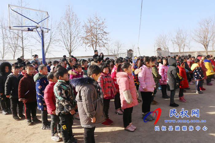 縣委常委、副縣長房季到白云寺鎮(zhèn)參加阿里巴巴公益芒果V基金“快樂開學(xué)包”捐贈儀式