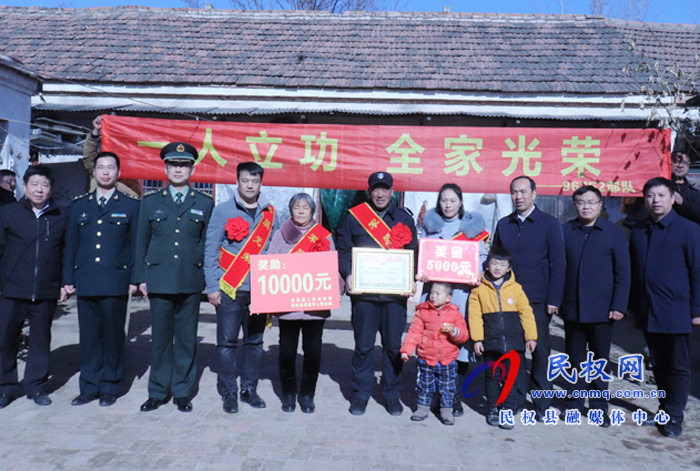 縣領導走訪慰問立功受獎軍人家屬 縣領導走訪慰問立功受獎軍人家屬