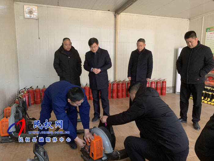 縣委副書記、縣長(zhǎng)張團(tuán)結(jié)檢查森林防火工作
