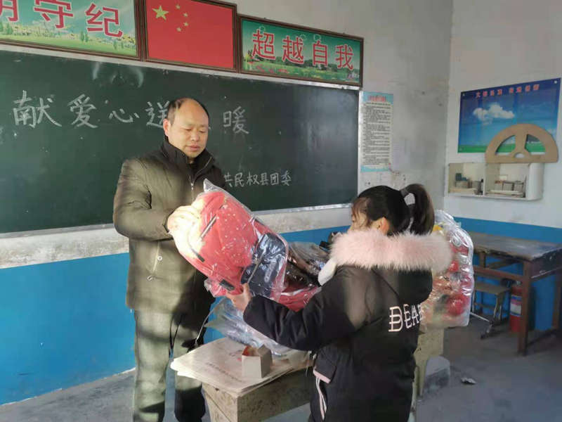 團(tuán)委開展“獻(xiàn)愛(ài)心 送溫暖”活動(dòng) 團(tuán)委開展“獻(xiàn)愛(ài)心 送溫暖”活動(dòng)