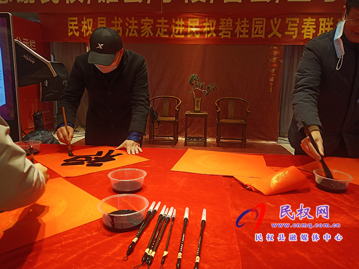書(shū)法藝術(shù)家 福送千萬(wàn)家——義寫春聯(lián)活動(dòng)啟動(dòng) 書(shū)法藝術(shù)家 福送千萬(wàn)家——義寫春聯(lián)活動(dòng)啟動(dòng)