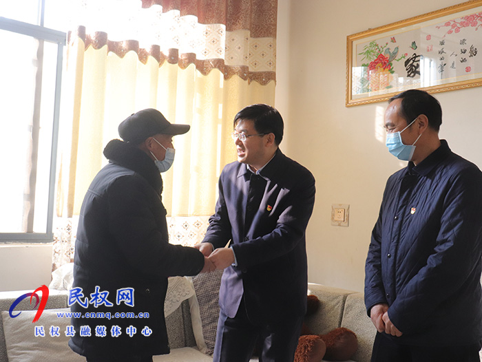 縣委副書記、縣長張團結(jié)走訪慰問老黨員和困難黨員