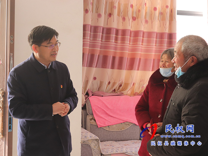 縣委副書記、縣長張團結(jié)走訪慰問老黨員和困難黨員
