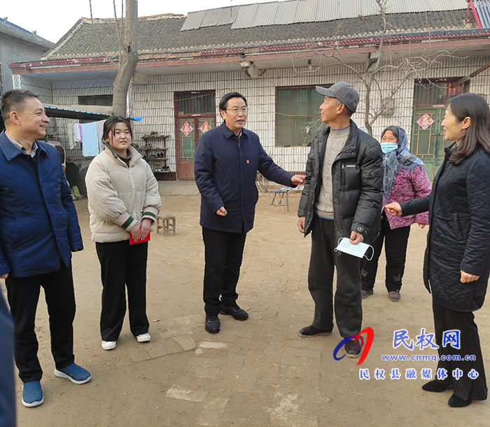 市人大常委會(huì)副主任、縣委書記姬脈?？赐繂枴按豪倥壁w雯