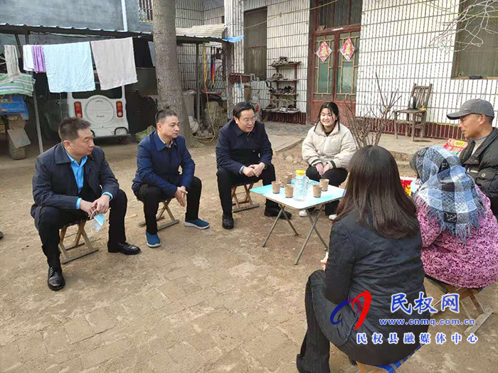 市人大常委會(huì)副主任、縣委書記姬脈?？赐繂枴按豪倥壁w雯