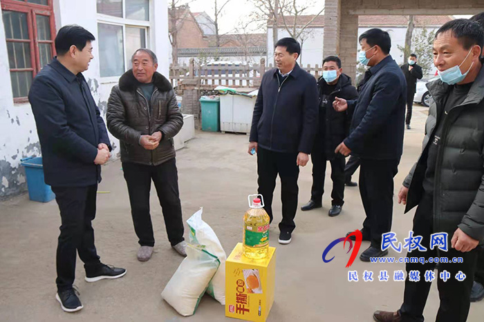 縣政府黨組成員、縣政府辦公室主任薛坤一行到聯(lián)系村走訪慰問貧困戶
