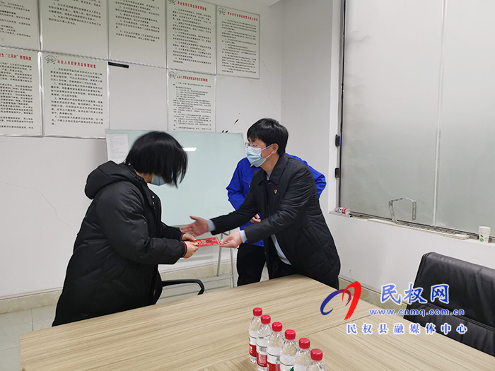 民權(quán)高新區(qū)常務(wù)副主任張愛軍走訪慰問(wèn)企業(yè)困難黨員 民權(quán)高新區(qū)常務(wù)副主任張愛軍走訪慰問(wèn)企業(yè)困難黨員