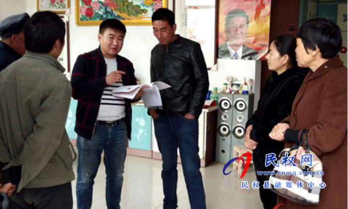 民權(quán)縣衛(wèi)健委駐龍?zhí)伶?zhèn)喬口村第一書記李勇向群眾講解健康扶貧政策 民權(quán)縣衛(wèi)健委駐龍?zhí)伶?zhèn)喬口村第一書記李勇向群眾講解健康扶貧政策