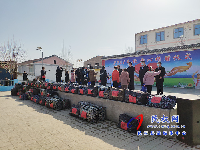 公安局聯(lián)合愛心企業(yè)開展獻愛心活動