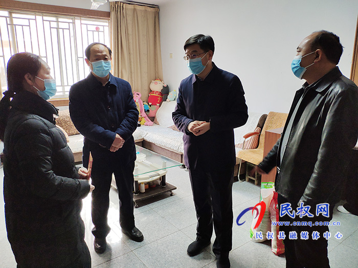 縣委副書記、縣長張團結(jié)春節(jié)前夕慰問軍轉(zhuǎn)干部和困難群眾