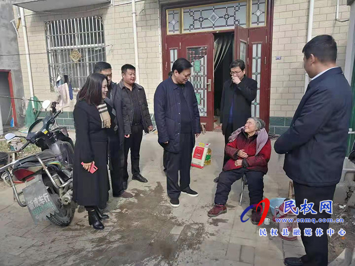 商丘市應(yīng)急管理局黨組書記、局長李中須到雙塔鎮(zhèn)春節(jié)前慰問貧困戶