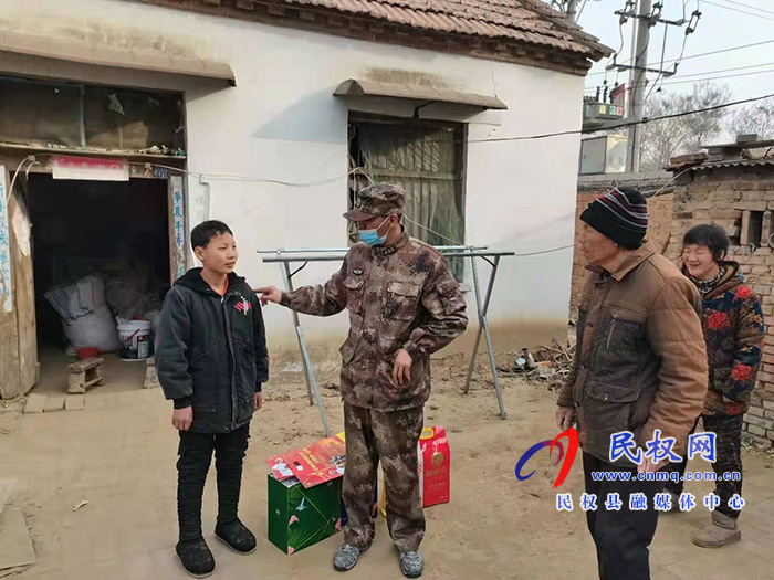 商丘市軍分區(qū)動員處長馬濤到雙塔鎮(zhèn)開展慰問軍屬活動