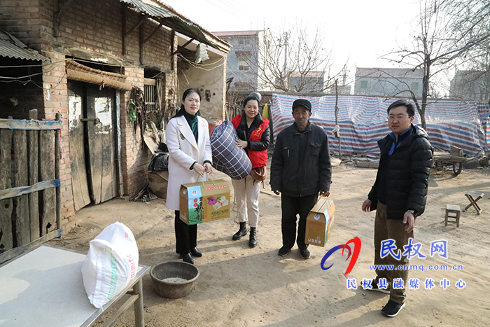財(cái)政局組織慰問道德模范和“身邊好人” 財(cái)政局組織慰問道德模范和“身邊好人”