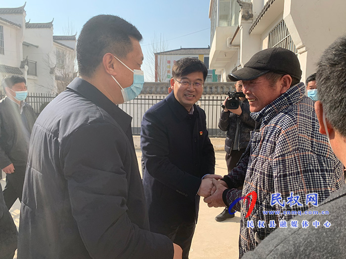 縣委副書記、縣長張團(tuán)結(jié)節(jié)前慰問貧困群眾