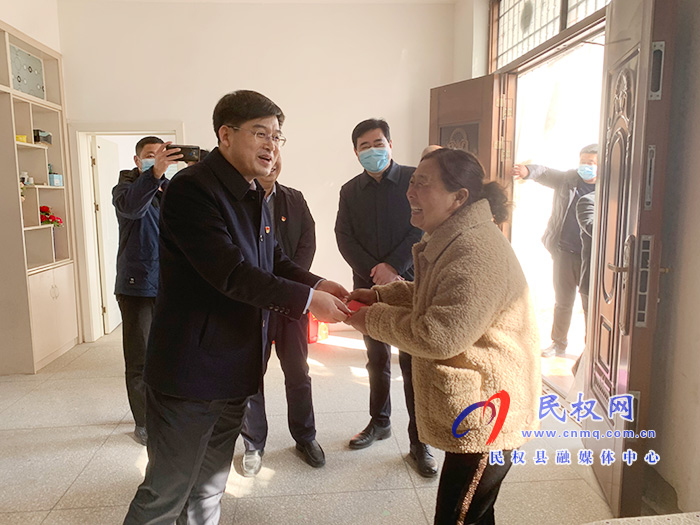 縣委副書記、縣長張團(tuán)結(jié)節(jié)前慰問貧困群眾