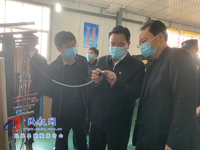 市人大常委會(huì)副主任、縣委書記姬脈常查看節(jié)前安全生產(chǎn)和市場(chǎng)供應(yīng)情況
